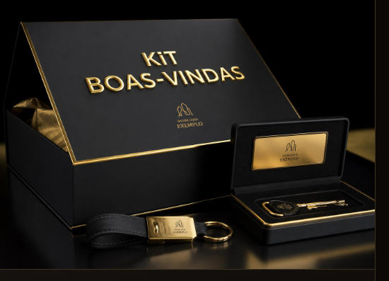 Kit de boas-vindas personalizado com caixa preta, chaveiro e placa dourados